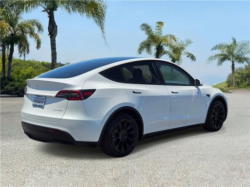 Used 2023 Tesla Model Y Long Range AWD/4WD image 4