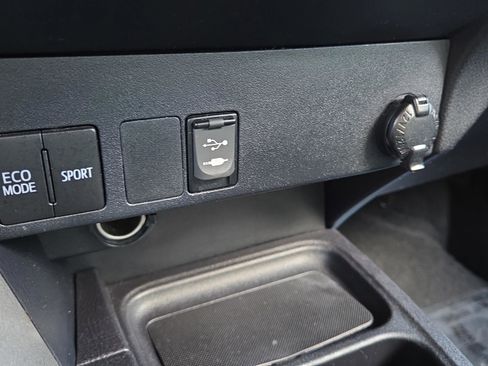 Used 2018 Toyota RAV4 LE image 35