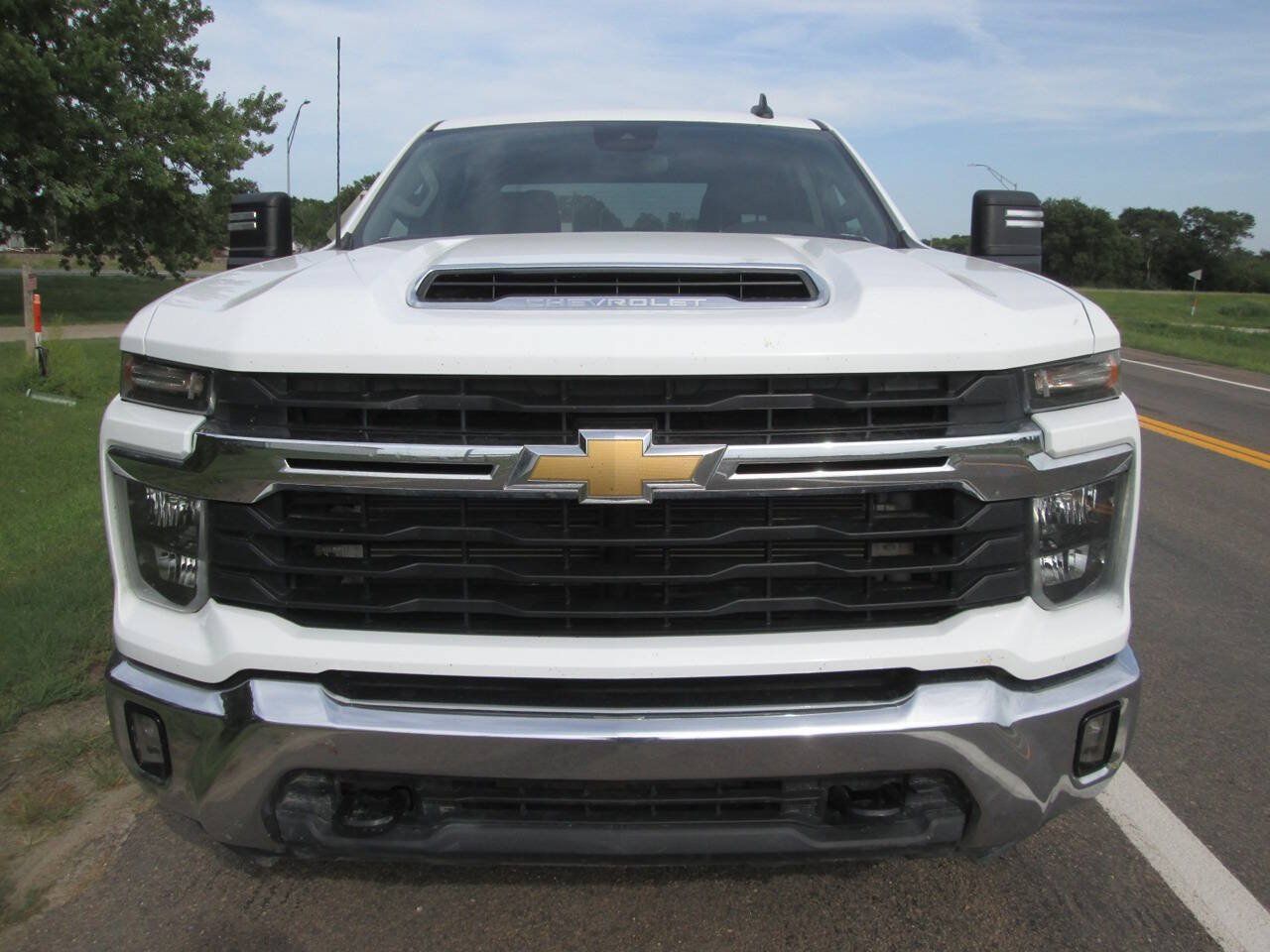Used 2024 Chevrolet Silverado 2500 LT AWD/4WD image 3