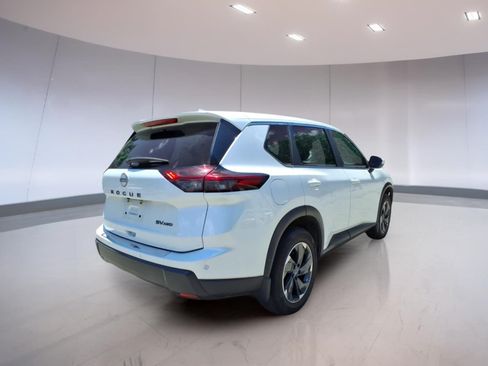 Used 2024 Nissan Rogue SV AWD/4WD image 4