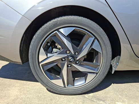 Used 2021 Hyundai Elantra Limited FWD image 10