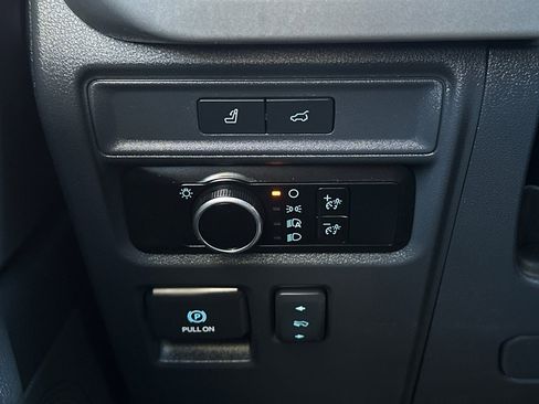 Used 2024 Ford Expedition XLT image 29