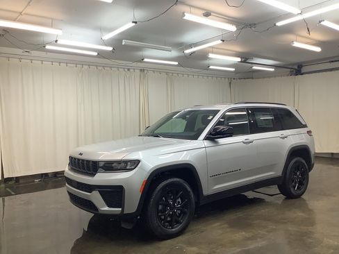 New 2026 Jeep Grand Cherokee Altitude AWD/4WD image 1