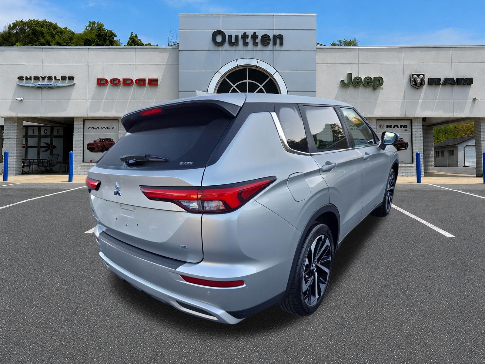 Used 2023 Mitsubishi Outlander SE AWD/4WD image 4