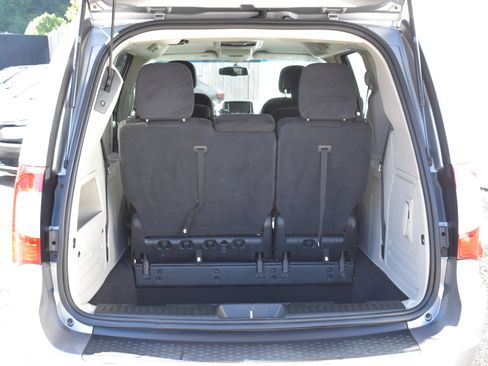 Used 2014 Chrysler Town & Country Touring FWD image 29