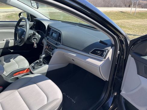 Used 2017 Hyundai Elantra SE w/ Cargo Package image 32