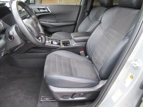 Used 2024 Mitsubishi Outlander SE image 16