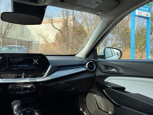 Used 2025 Chevrolet Trax LT w/ LT Convenience Package image 33