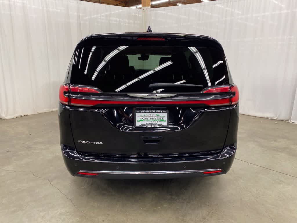 Used 2024 Chrysler Pacifica Touring-L FWD image 5