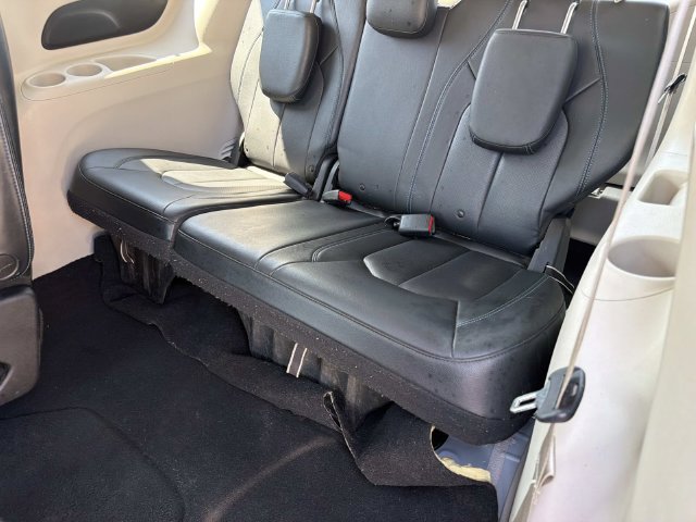 Used 2021 Chrysler Pacifica Touring-L FWD image 16