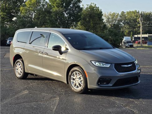 Used 2025 Chrysler Pacifica Select FWD image 17