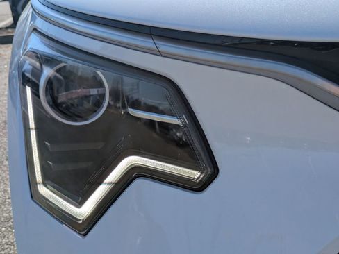 Used 2025 Kia Niro EX Touring image 10