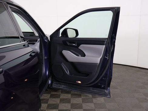 Used 2022 Toyota Highlander XLE image 22