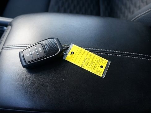 Used 2022 Nissan Pathfinder S image 2