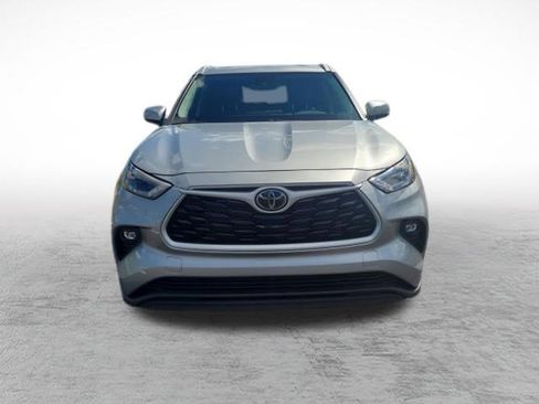 Certified 2025 Toyota Highlander XLE image 2