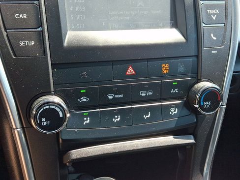 Used 2017 Toyota Camry SE w/ Moonroof Package FWD image 16
