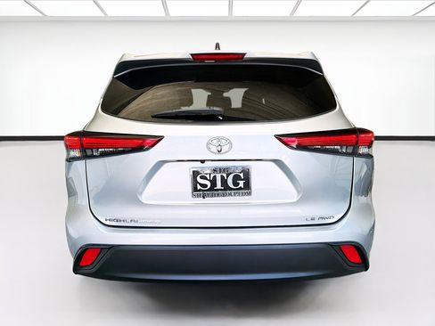 Used 2022 Toyota Highlander LE AWD/4WD image 5