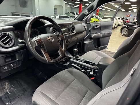 Used 2018 Toyota Tacoma TRD Sport image 35
