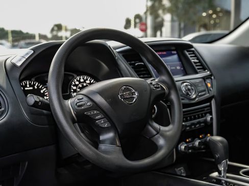 Used 2020 Nissan Pathfinder S image 14