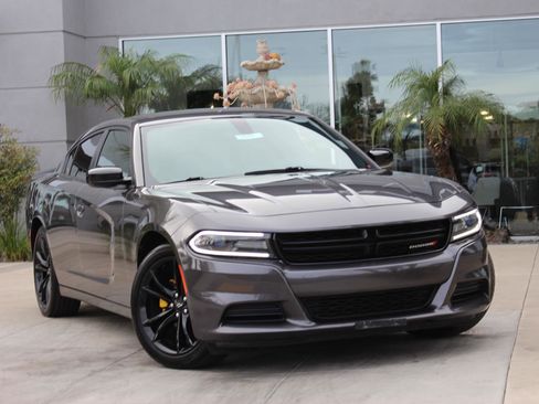Used 2018 Dodge Charger SXT w/ Blacktop Package image 2