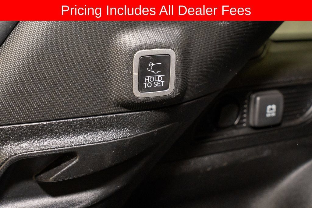 Used 2023 Jeep Grand Cherokee Limited w/ Luxury Tech Group II AWD/4WD image 6