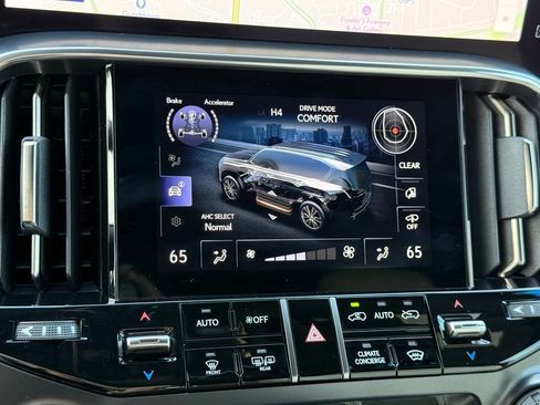 Used 2024 Lexus LX 600 4WD w/ Luxury Package image 33