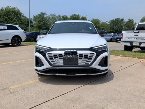 Used 2024 Audi Q8 e-tron Prestige w/ Prestige Package AWD/4WD image 3