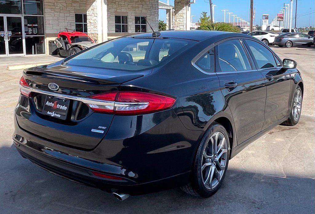 Used 2017 Ford Fusion SE w/ Equipment Group 201A FWD image 3
