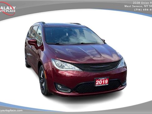 Used 2019 Chrysler Pacifica Touring-L w/ S Appearance Package FWD image 3