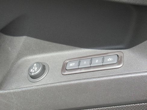 Used 2021 Chevrolet Equinox Premier FWD image 21