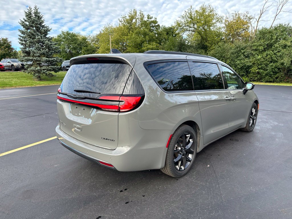 Used 2025 Chrysler Pacifica Limited FWD image 3