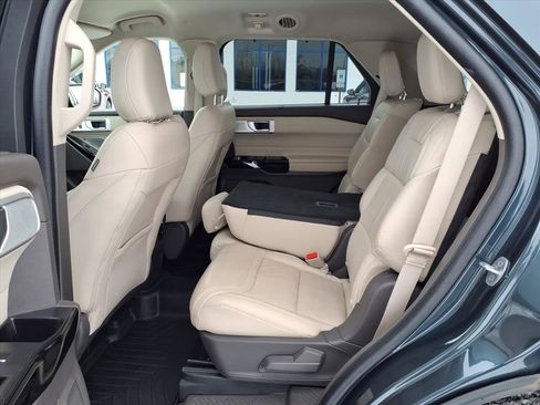 Used 2022 Ford Explorer Platinum w/ Premium Technology Package image 11