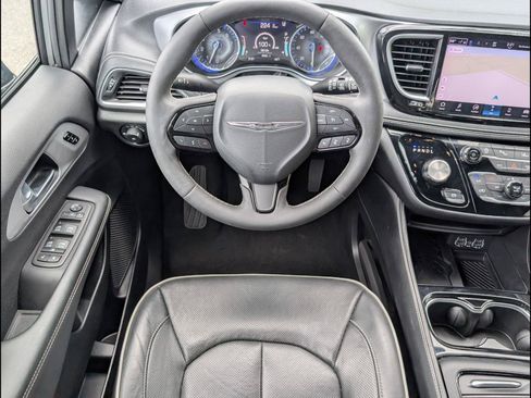 Used 2025 Chrysler Pacifica Limited FWD image 8