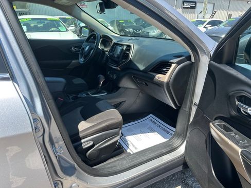 Used 2018 Jeep Cherokee Latitude image 12