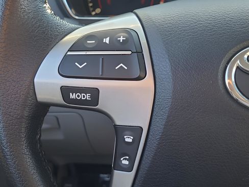 Used 2013 Toyota Highlander Limited image 25