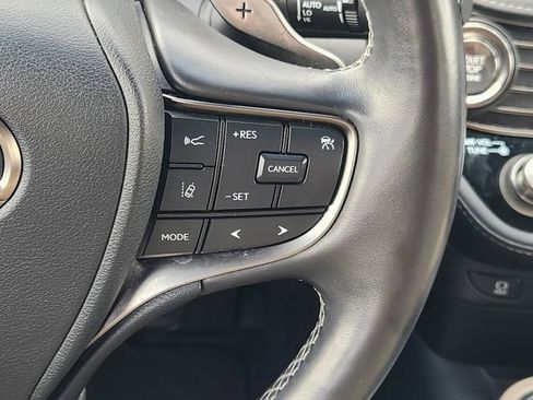 Used 2022 Lexus LS 500 w/ Accessory Package (Z2) RWD image 30