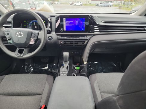 Used 2025 Toyota Camry LE image 9