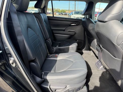 Used 2020 Toyota Highlander XLE image 25