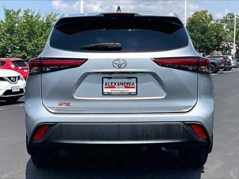 Used 2022 Toyota Highlander LE AWD/4WD image 4