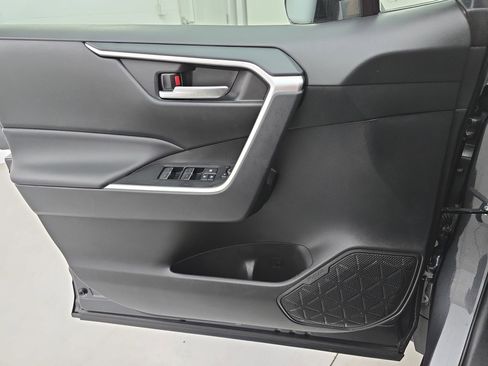 Used 2025 Toyota RAV4 XLE image 25