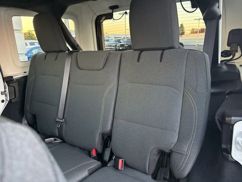 Used 2025 Jeep Wrangler Sahara image 14
