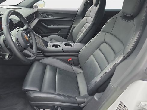 Used 2023 Porsche Taycan image 18