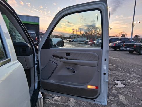 Used 2005 Cadillac Escalade ESV Platinum image 16