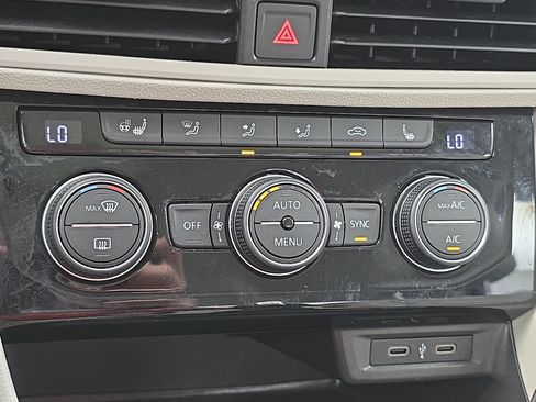 Used 2020 Volkswagen Jetta SE w/ SE Cold Weather Package FWD image 23