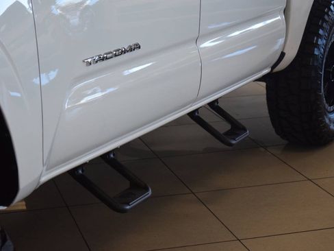 Used 2017 Toyota Tacoma SR AWD/4WD image 15