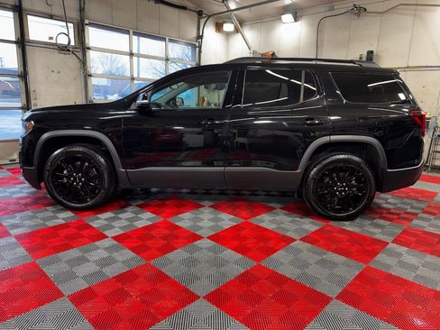 Used 2023 GMC Acadia SLT w/ Elevation Edition image 4