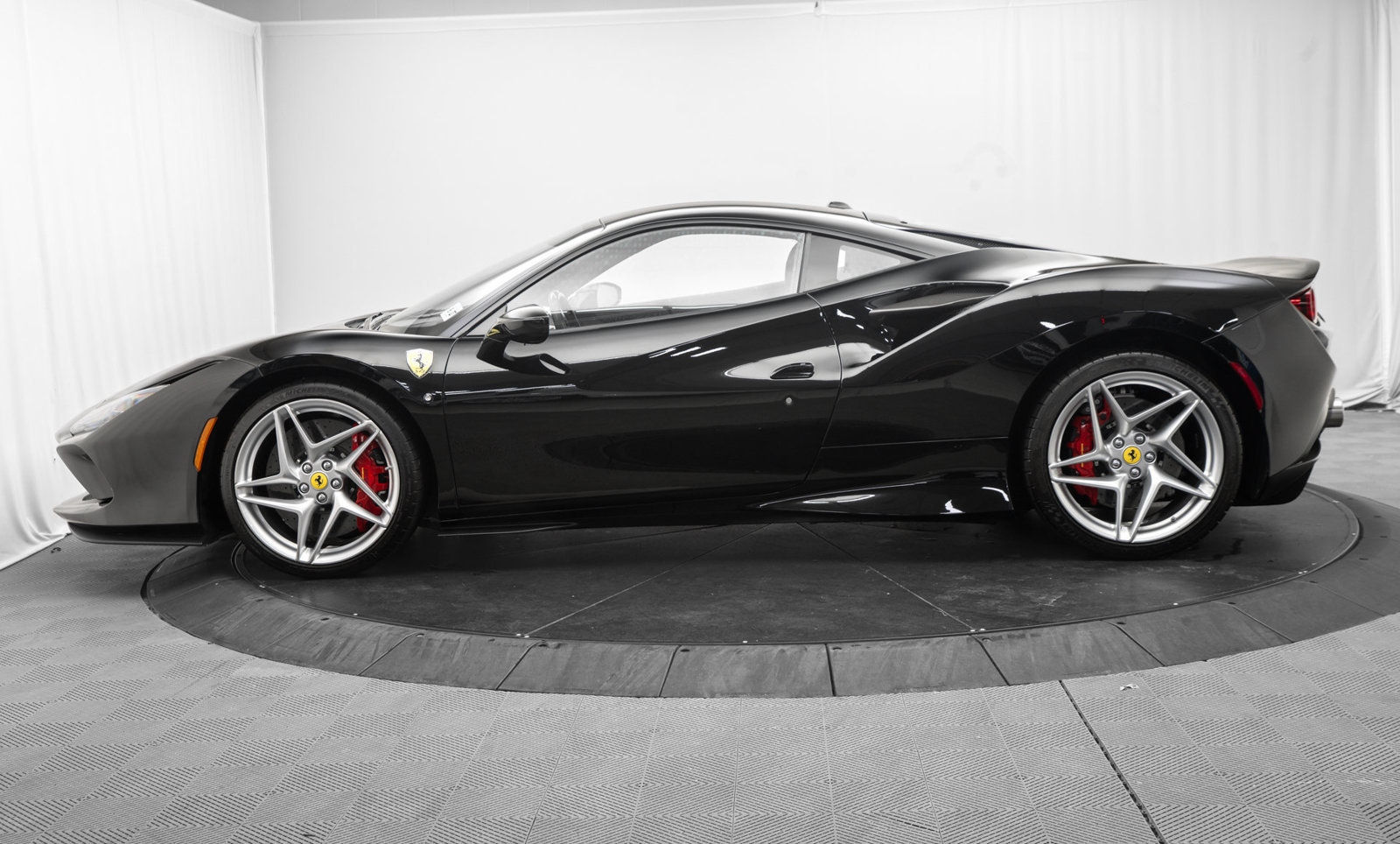 Used 2022 Ferrari F8 Tributo RWD image 4
