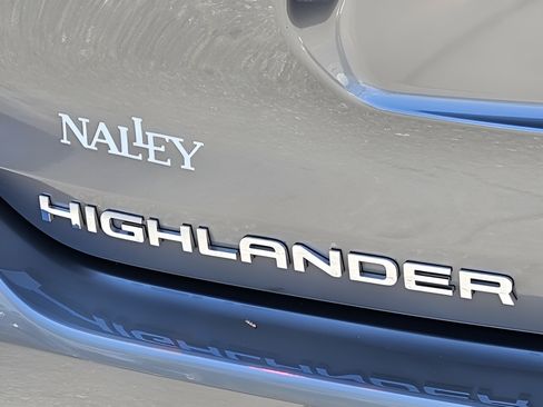 Certified 2026 Toyota Highlander Limited AWD/4WD image 34