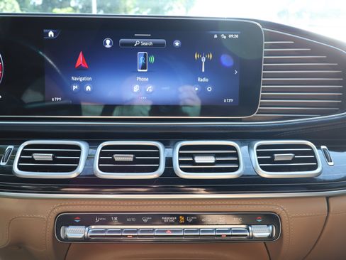 Used 2025 Mercedes-Benz GLS 580 4MATIC image 40