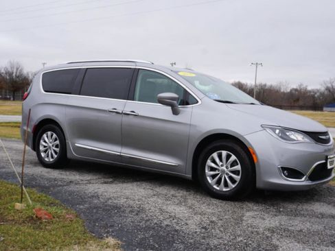 Used 2018 Chrysler Pacifica Touring-L w/ Premium Audio Group image 5